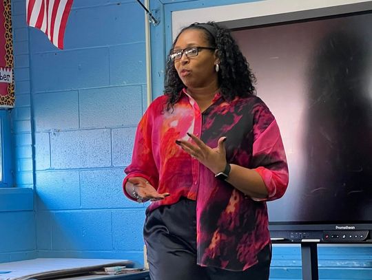 Jones talks entrepreneurship with students